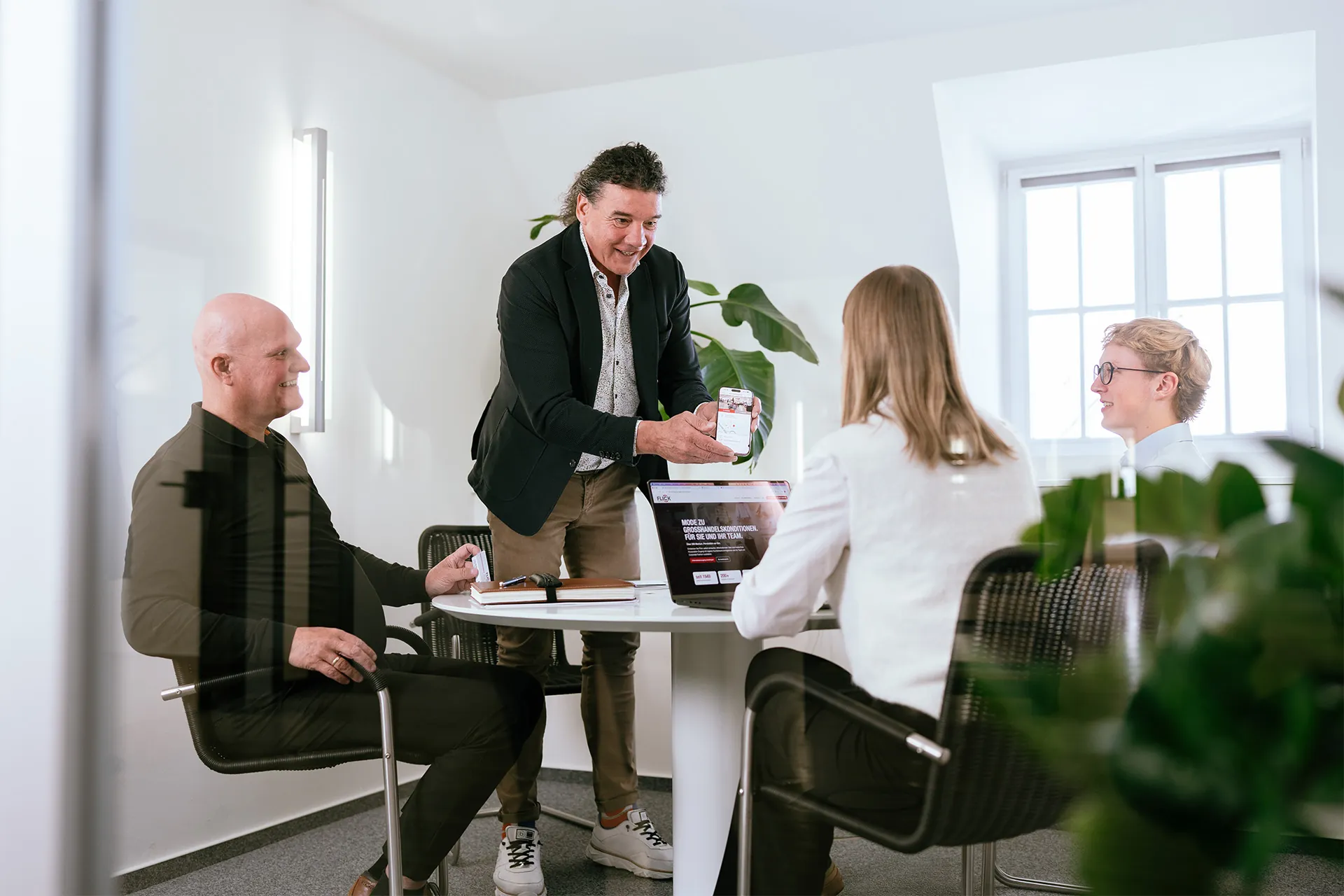 Flick stellt das Konzept persönlich im Unternehmen vor